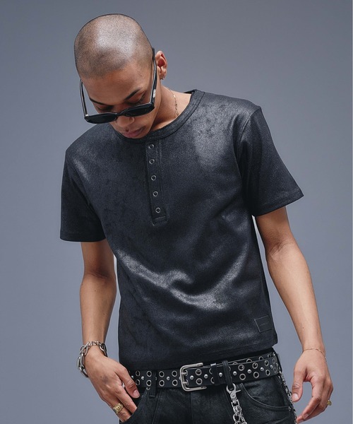 ANDER HUNK(アンダーハンク)の「Coated Henry neck Rib T-shirt / コーティングヘンリーネックリブTシャツ(Tシャツ/カットソー・メンズ・ブラック/パープル・MEDIUM/LARGE)」の4枚目の写真