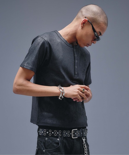 ANDER HUNK(アンダーハンク)の「Coated Henry neck Rib T-shirt / コーティングヘンリーネックリブTシャツ(Tシャツ/カットソー・メンズ・ブラック/パープル・MEDIUM/LARGE)」の5枚目の写真