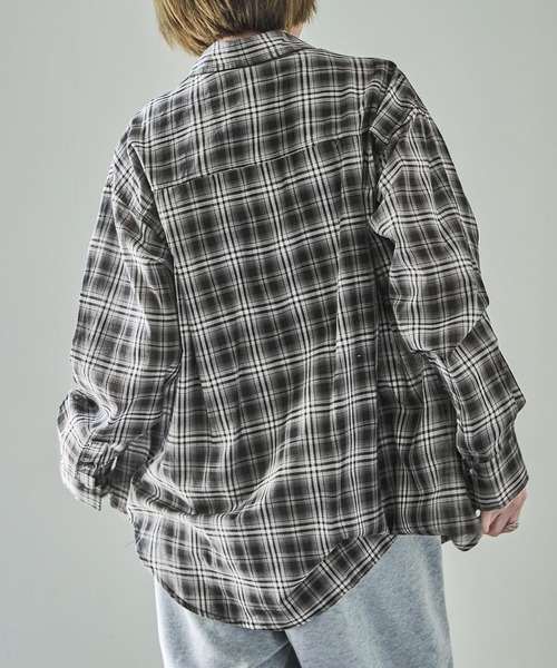 Fashion Letter(ファッションレター)の「オーバーサイズ先染めシアーチェックタックシャツ(シャツ/ブラウス・レディース・ベージュ/ネイビー/ブラック・M)」の21枚目の写真