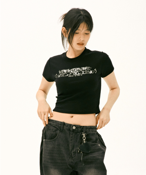 And Again(アンドアゲイン)の「クロップレバットグラフィックTシャツ(ブラック)(Tシャツ/カットソー・レディース・その他・FREE)」の1枚目の写真