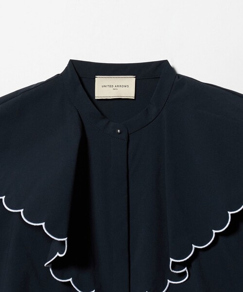 UNITED ARROWS(ユナイテッドアローズ)の「スカラップ フリル ブラウス ‐はっ水 UVカット 防しわ ウォッシャブル‐(シャツ/ブラウス・レディース・ブラック/ネイビー/ホワイト・FREE)」の7枚目の写真