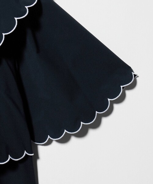 UNITED ARROWS(ユナイテッドアローズ)の「スカラップ フリル ブラウス ‐はっ水 UVカット 防しわ ウォッシャブル‐(シャツ/ブラウス・レディース・ブラック/ネイビー/ホワイト・FREE)」の8枚目の写真