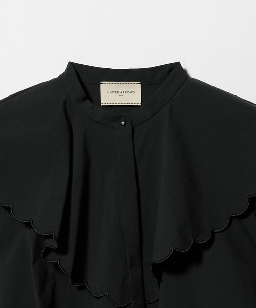 UNITED ARROWS(ユナイテッドアローズ)の「スカラップ フリル ブラウス ‐はっ水 UVカット 防しわ ウォッシャブル‐(シャツ/ブラウス・レディース・ブラック/ネイビー/ホワイト・FREE)」の14枚目の写真