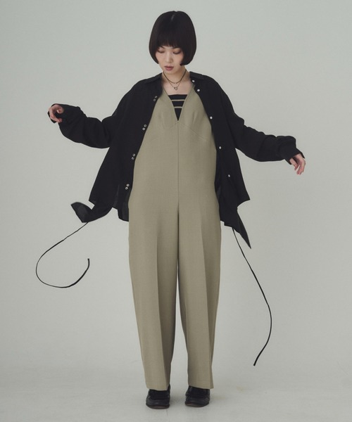 SOYEN(ソイエン)の「Vネックセンタープレスワイドパンツロンパース(つなぎ/オールインワン・レディース・ホワイト/カーキ・F)」の5枚目の写真