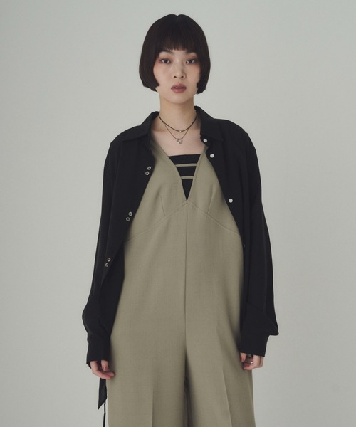 SOYEN(ソイエン)の「Vネックセンタープレスワイドパンツロンパース(つなぎ/オールインワン・レディース・ホワイト/カーキ・F)」の4枚目の写真