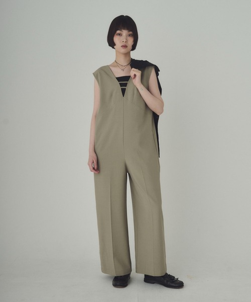 SOYEN(ソイエン)の「Vネックセンタープレスワイドパンツロンパース(つなぎ/オールインワン・レディース・ホワイト/カーキ・F)」の3枚目の写真