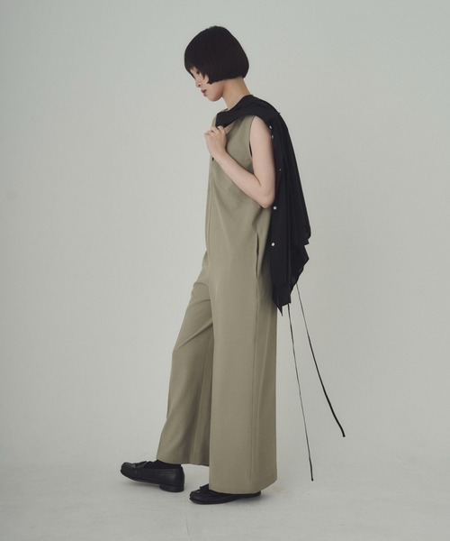 SOYEN(ソイエン)の「Vネックセンタープレスワイドパンツロンパース(つなぎ/オールインワン・レディース・ホワイト/カーキ・F)」の9枚目の写真