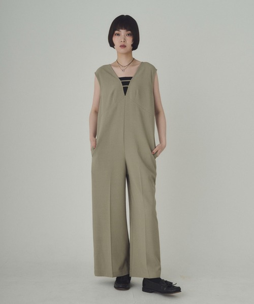 SOYEN(ソイエン)の「Vネックセンタープレスワイドパンツロンパース(つなぎ/オールインワン・レディース・ホワイト/カーキ・F)」の10枚目の写真