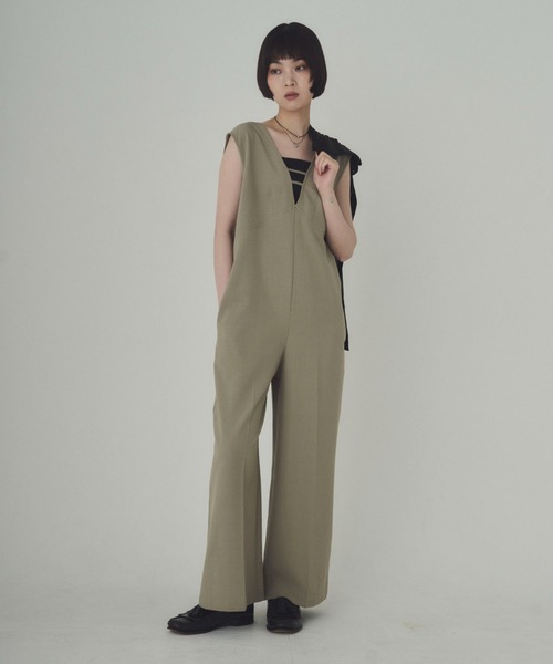 SOYEN(ソイエン)の「Vネックセンタープレスワイドパンツロンパース(つなぎ/オールインワン・レディース・ホワイト/カーキ・F)」の6枚目の写真