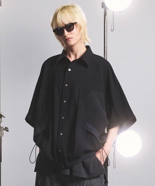 MAISON SPECIAL（メゾンスペシャル）の「《UNISEX》3D Sporty Switching  Prime-Over Short-sleeved Shirt/3Dスポーティー切り替えプライムオーバーショートスリーブシャツ【MAISON SPECIAL/メゾンスペシャル】（シャツ/ブラウス・メンズ・ブラック/チャコールグレー・0/1/2）」の2枚目の写真