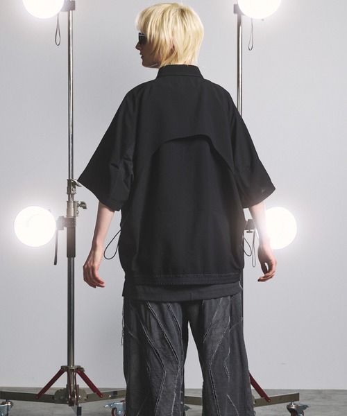 MAISON SPECIAL（メゾンスペシャル）の「《UNISEX》3D Sporty Switching  Prime-Over Short-sleeved Shirt/3Dスポーティー切り替えプライムオーバーショートスリーブシャツ【MAISON SPECIAL/メゾンスペシャル】（シャツ/ブラウス・メンズ・ブラック/チャコールグレー・0/1/2）」の19枚目の写真