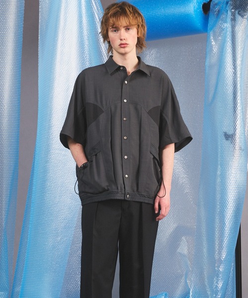 MAISON SPECIAL（メゾンスペシャル）の「《UNISEX》3D Sporty Switching  Prime-Over Short-sleeved Shirt/3Dスポーティー切り替えプライムオーバーショートスリーブシャツ【MAISON SPECIAL/メゾンスペシャル】（シャツ/ブラウス・メンズ・ブラック/チャコールグレー・0/1/2）」の3枚目の写真