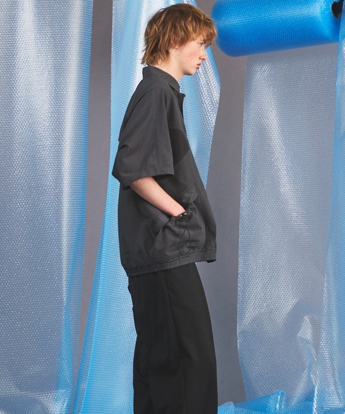 MAISON SPECIAL（メゾンスペシャル）の「《UNISEX》3D Sporty Switching  Prime-Over Short-sleeved Shirt/3Dスポーティー切り替えプライムオーバーショートスリーブシャツ【MAISON SPECIAL/メゾンスペシャル】（シャツ/ブラウス・メンズ・ブラック/チャコールグレー・0/1/2）」の4枚目の写真