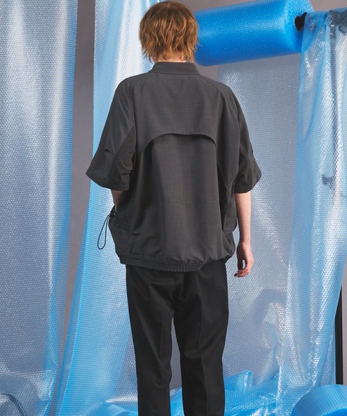 MAISON SPECIAL（メゾンスペシャル）の「《UNISEX》3D Sporty Switching  Prime-Over Short-sleeved Shirt/3Dスポーティー切り替えプライムオーバーショートスリーブシャツ【MAISON SPECIAL/メゾンスペシャル】（シャツ/ブラウス・メンズ・ブラック/チャコールグレー・0/1/2）」の5枚目の写真