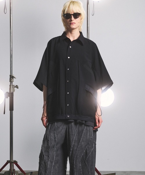 MAISON SPECIAL（メゾンスペシャル）の「《UNISEX》3D Sporty Switching  Prime-Over Short-sleeved Shirt/3Dスポーティー切り替えプライムオーバーショートスリーブシャツ【MAISON SPECIAL/メゾンスペシャル】（シャツ/ブラウス・メンズ・ブラック/チャコールグレー・0/1/2）」の17枚目の写真