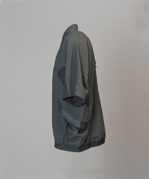 MAISON SPECIAL（メゾンスペシャル）の「《UNISEX》3D Sporty Switching  Prime-Over Short-sleeved Shirt/3Dスポーティー切り替えプライムオーバーショートスリーブシャツ【MAISON SPECIAL/メゾンスペシャル】（シャツ/ブラウス・メンズ・ブラック/チャコールグレー・0/1/2）」の8枚目の写真