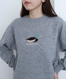 川辺をおよぐカモのジャカードプルオーバー