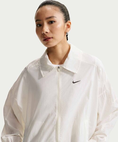 NIKE(ナイキ)の「ナイキ スポーツウェア ウィメンズ オーバーサイズド 軽量 UV ジャケット / Nike Sportswear Women's Oversized Lightweight UV Jacket IO1521-133 Sail(ブルゾン・レディース・クリーム・2XL/XL/L)」の10枚目の写真