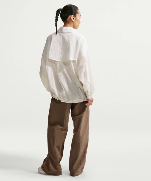 NIKE(ナイキ)の「ナイキ スポーツウェア ウィメンズ オーバーサイズド 軽量 UV ジャケット / Nike Sportswear Women's Oversized Lightweight UV Jacket IO1521-133 Sail(ブルゾン・レディース・クリーム・2XL/XL/L)」の12枚目の写真
