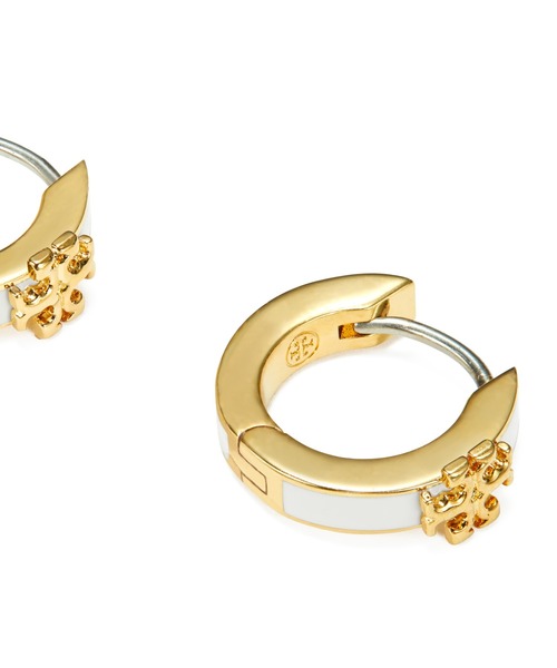 TORY BURCH（トリーバーチ）の「アイコン エナメル ハギー ピアス（ピアス（両耳用）・レディース・ブラック×ゴールド/アイボリー・ONE SIZE）」の5枚目の写真