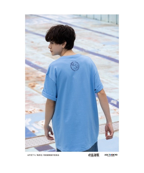 AIR TWOKYO(エアトゥーキョー)の「TVアニメ『呪術廻戦』第2期「懐玉・玉折」シーンイラスト Tシャツ3(五条悟と猫)(Tシャツ/カットソー・レディース・サックスブルー・MEDIUM/SMALL/XX-LARGE/X-LARGE/LARGE)」の2枚目の写真