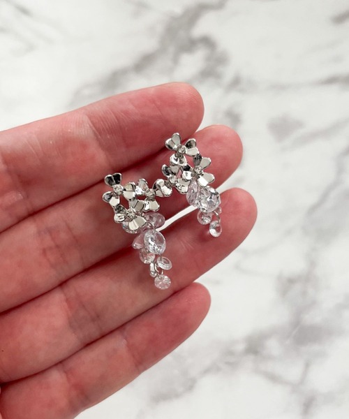 yu-ka(ユーカ)の「YU-KA:フラワーブーケピアス Flower bouquet earrings(ピアス(両耳用)・レディース・シルバー・FREE)」の1枚目の写真