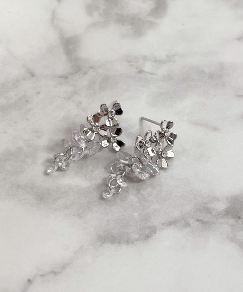 yu-ka(ユーカ)の「YU-KA:フラワーブーケピアス Flower bouquet earrings(ピアス(両耳用)・レディース・シルバー・FREE)」の3枚目の写真