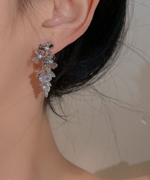 yu-ka(ユーカ)の「YU-KA:フラワーブーケピアス Flower bouquet earrings(ピアス(両耳用)・レディース・シルバー・FREE)」の4枚目の写真