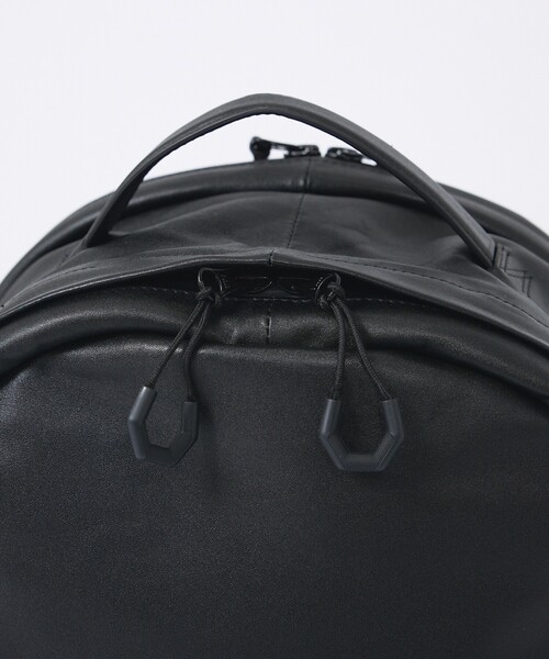 YArKA（ヤーカ）の「【YArKA/ヤーカ】real leather flap pocket round backpack/リアルレザー丸型フラップポケットバックパック/ユニセックス（バックパック/リュック・メンズ・ブラック・フリー）」の15枚目の写真