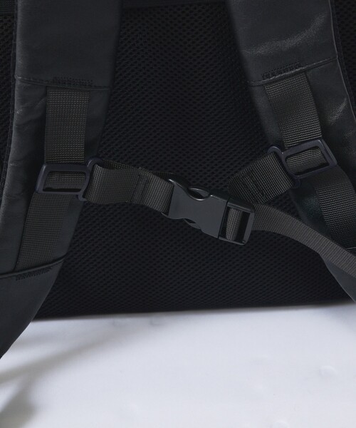 YArKA（ヤーカ）の「【YArKA/ヤーカ】real leather flap pocket round backpack/リアルレザー丸型フラップポケットバックパック/ユニセックス（バックパック/リュック・メンズ・ブラック・フリー）」の12枚目の写真