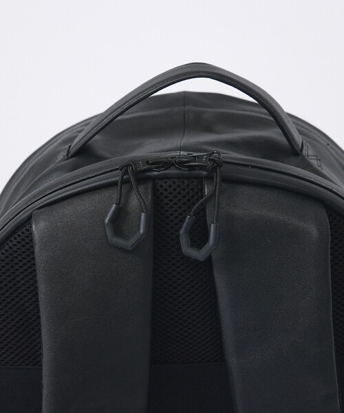 YArKA（ヤーカ）の「【YArKA/ヤーカ】real leather flap pocket round backpack/リアルレザー丸型フラップポケットバックパック/ユニセックス（バックパック/リュック・メンズ・ブラック・フリー）」の11枚目の写真