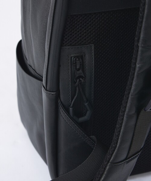 YArKA（ヤーカ）の「【YArKA/ヤーカ】real leather flap pocket round backpack/リアルレザー丸型フラップポケットバックパック/ユニセックス（バックパック/リュック・メンズ・ブラック・フリー）」の10枚目の写真