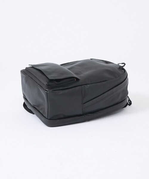 YArKA（ヤーカ）の「【YArKA/ヤーカ】real leather flap pocket round backpack/リアルレザー丸型フラップポケットバックパック/ユニセックス（バックパック/リュック・メンズ・ブラック・フリー）」の8枚目の写真