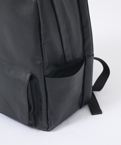 YArKA（ヤーカ）の「【YArKA/ヤーカ】real leather flap pocket round backpack/リアルレザー丸型フラップポケットバックパック/ユニセックス（バックパック/リュック・メンズ・ブラック・フリー）」の6枚目の写真