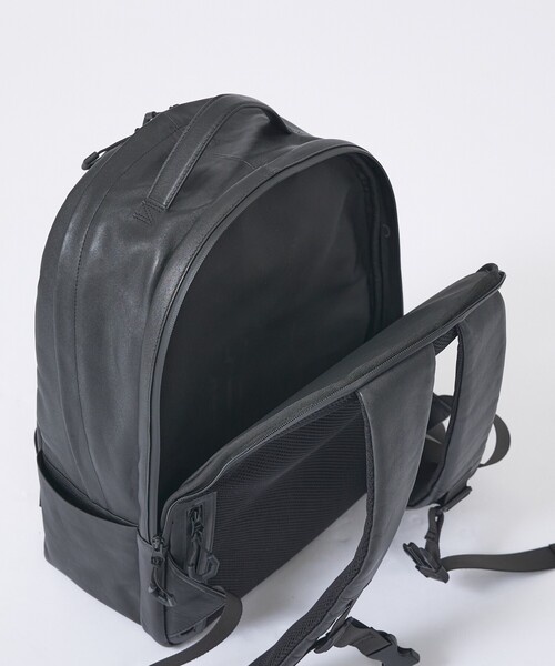 YArKA（ヤーカ）の「【YArKA/ヤーカ】real leather flap pocket round backpack/リアルレザー丸型フラップポケットバックパック/ユニセックス（バックパック/リュック・メンズ・ブラック・フリー）」の5枚目の写真