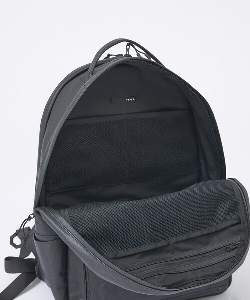 YArKA（ヤーカ）の「【YArKA/ヤーカ】real leather flap pocket round backpack/リアルレザー丸型フラップポケットバックパック/ユニセックス（バックパック/リュック・メンズ・ブラック・フリー）」の4枚目の写真