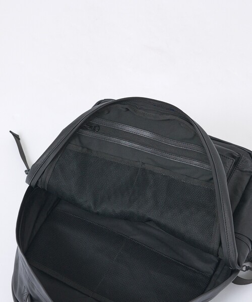 YArKA（ヤーカ）の「【YArKA/ヤーカ】real leather flap pocket round backpack/リアルレザー丸型フラップポケットバックパック/ユニセックス（バックパック/リュック・メンズ・ブラック・フリー）」の3枚目の写真