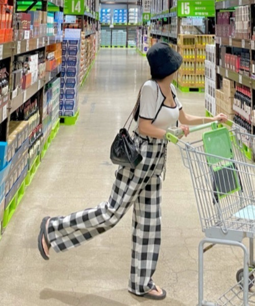 FAVORITO(ファヴォリート)の「チェック柄ワイドパンツ(その他パンツ・レディース・ブラック/ピンク・F)」の3枚目の写真