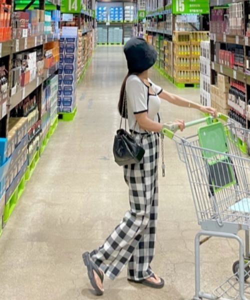 FAVORITO(ファヴォリート)の「チェック柄ワイドパンツ(その他パンツ・レディース・ブラック/ピンク・F)」の4枚目の写真