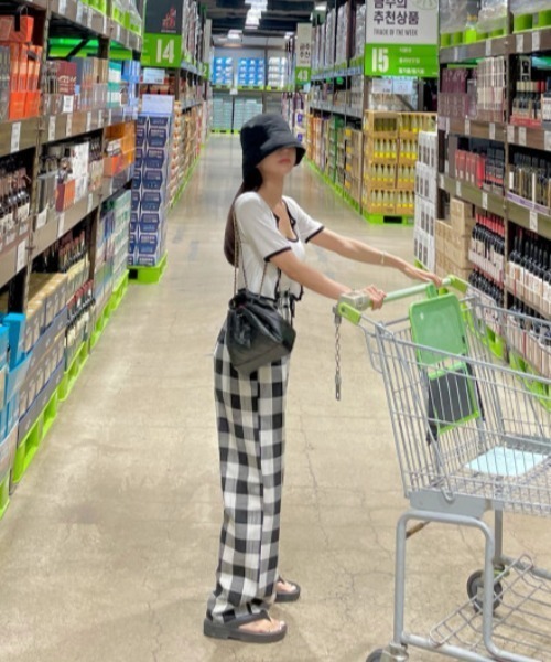 FAVORITO(ファヴォリート)の「チェック柄ワイドパンツ(その他パンツ・レディース・ブラック/ピンク・F)」の9枚目の写真