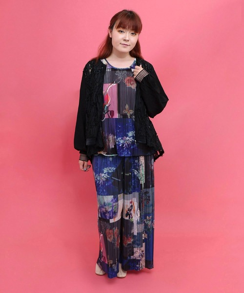 ScoLar(スカラー)の「562246:楽器×花コラージュ柄 ボドレー素材タンクトップ(タンクトップ・レディース・チャコールグレー/グリーン・M)」の3枚目の写真