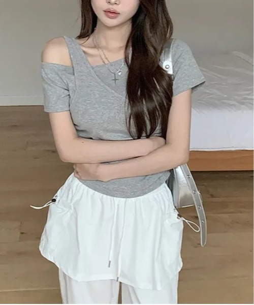 MEMECLE(メメクル)の「【 MEMECLE / メメクル 】Y2Kアシンメトリーレイヤードカットソー(Tシャツ/カットソー・レディース・ブラック/グレー/ホワイト・FREE)」の8枚目の写真