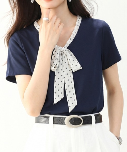 AMAJI(アマジ)の「ドット柄 リボンタイ Vネック 半袖Tシャツ(Tシャツ/カットソー・レディース・ネイビー・SMALL/MEDIUM/LARGE/X-LARGE)」の3枚目の写真