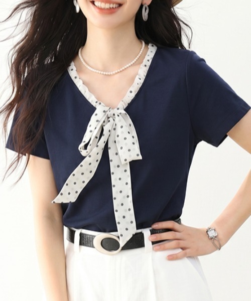AMAJI(アマジ)の「ドット柄 リボンタイ Vネック 半袖Tシャツ(Tシャツ/カットソー・レディース・ネイビー・SMALL/MEDIUM/LARGE/X-LARGE)」の4枚目の写真