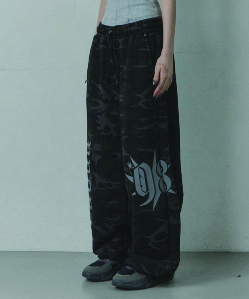UPDRAFT（アップドラフト）の「CAMO PRINT WIDE TRACK PANTS [BLACK]（スウェットパンツ・レディース・その他・FREE）」の2枚目の写真