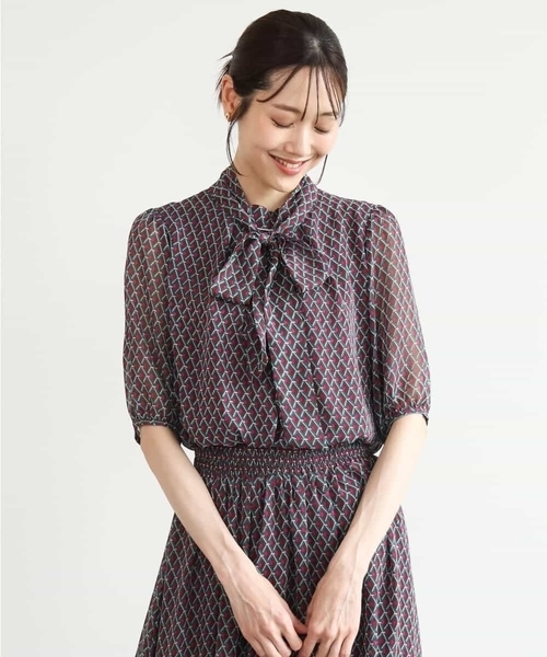 MK MICHEL KLEIN（エムケーミッシェルクラン）の「[洗える]ジオメトリック柄リボンタイ付きブラウス（シャツ/ブラウス・レディース・ブルー/グリーン・38）」の2枚目の写真