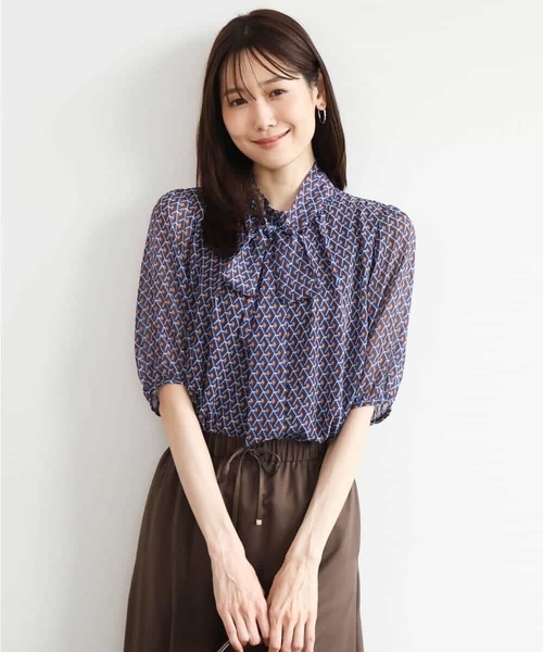 MK MICHEL KLEIN（エムケーミッシェルクラン）の「[洗える]ジオメトリック柄リボンタイ付きブラウス（シャツ/ブラウス・レディース・ブルー/グリーン・38）」の3枚目の写真