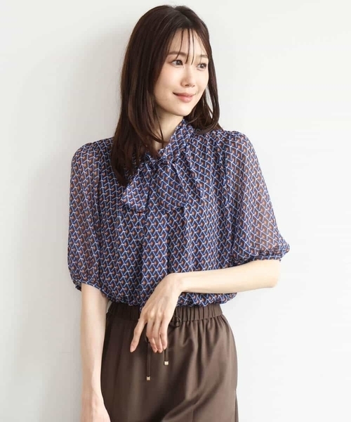 MK MICHEL KLEIN（エムケーミッシェルクラン）の「[洗える]ジオメトリック柄リボンタイ付きブラウス（シャツ/ブラウス・レディース・ブルー/グリーン・38）」の4枚目の写真