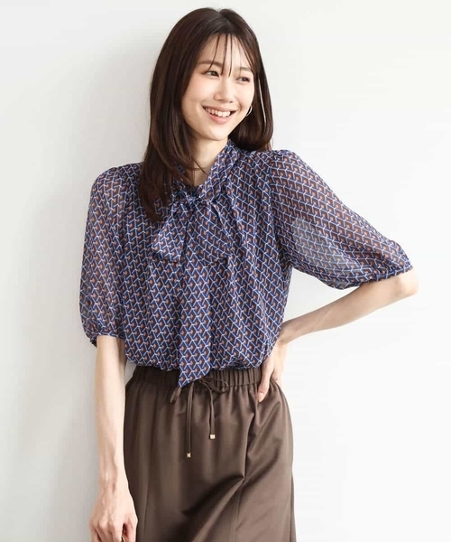 MK MICHEL KLEIN（エムケーミッシェルクラン）の「[洗える]ジオメトリック柄リボンタイ付きブラウス（シャツ/ブラウス・レディース・ブルー/グリーン・38）」の5枚目の写真