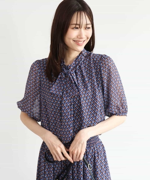 MK MICHEL KLEIN（エムケーミッシェルクラン）の「[洗える]ジオメトリック柄リボンタイ付きブラウス（シャツ/ブラウス・レディース・ブルー/グリーン・38）」の9枚目の写真